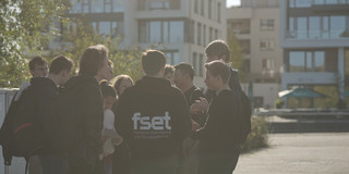 Gruppe von Studierenden unterhält sich im Kreis