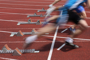 Startschuss Mehrere Sprinter nebeneinander starten aus Startblöcken.